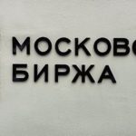 Рубль укрепляется на фоне многонедельных максимумов нефти