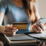 Исследование от Bankiros.ru: как россияне выбирают дебетовые карты и каким количеством карт пользуются